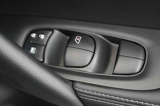 Nissan X-Trail 1.7 dCi 150 2WD Tekna with 5 Seats + BOSE Audio and Panoramic Sunroof