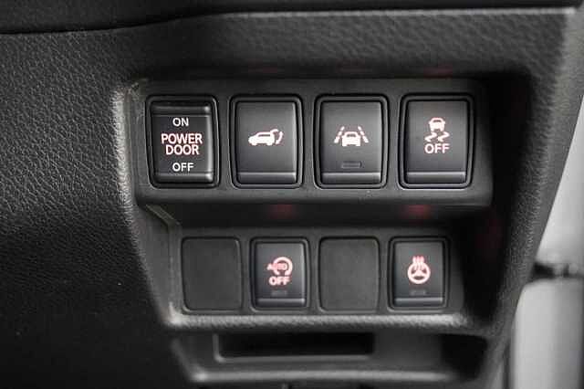 Nissan X-Trail 1.7 dCi 150 2WD Tekna with 5 Seats + BOSE Audio and Panoramic Sunroof