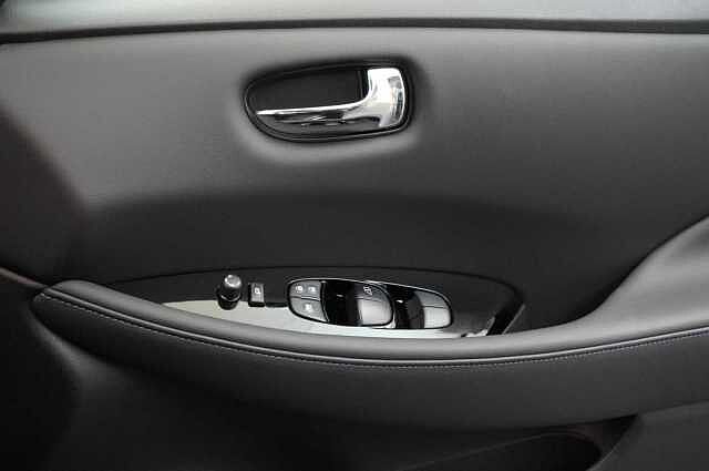 Nissan LEAF 39KW N-Connecta Auto with Sat Nav and 360 View Cameras