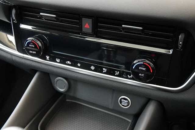 Nissan Qashqai 1.3 DIG-T MH 140 N-Connecta with Sat Nav and 360 View Cameras