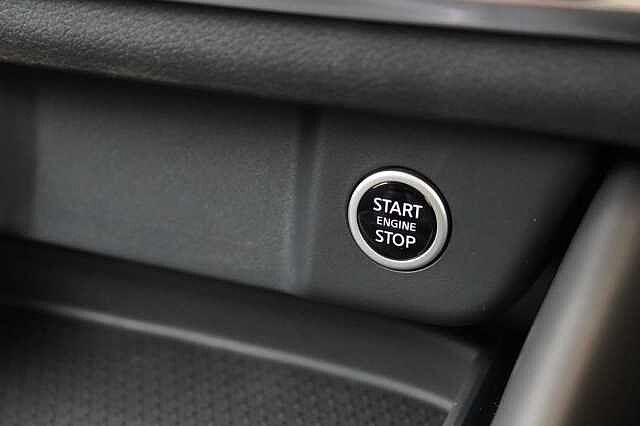 Nissan Qashqai 1.3 DIG-T MH 140 N-Connecta with Sat Nav and 360 View Cameras