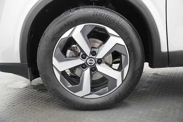Nissan Qashqai 1.3 DIG-T MH 140 N-Connecta with Sat Nav and 360 View Cameras