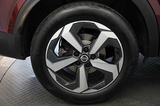 Nissan Qashqai 1.3 DIG-T MH 140 N-Connecta with Sat Nav and 360 View Cameras