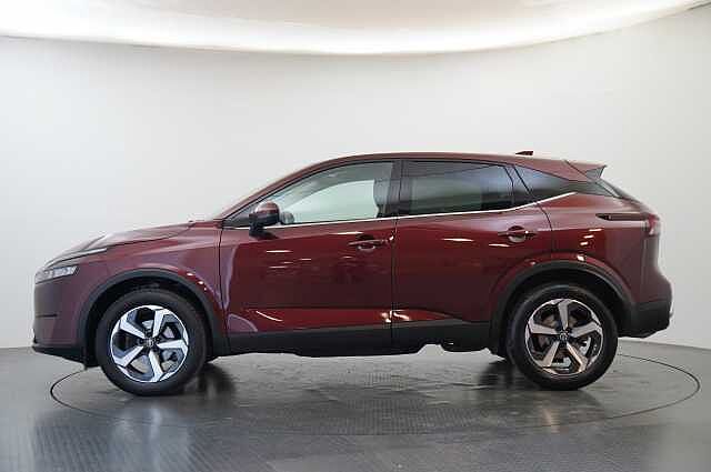 Nissan Qashqai 1.3 DIG-T MH 140 N-Connecta with Sat Nav and 360 View Cameras