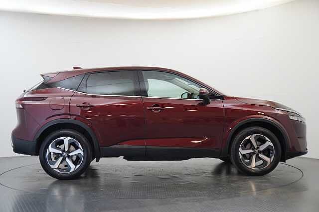 Nissan Qashqai 1.3 DIG-T MH 140 N-Connecta with Sat Nav and 360 View Cameras