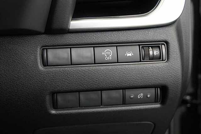 Nissan Qashqai 1.3 DIG-T MH 140 N-Connecta with Glass Roof + Sat Nav and 360 View Cameras