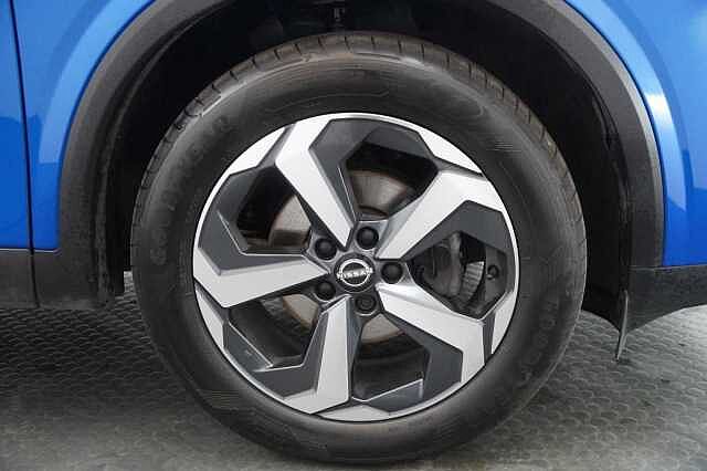 Nissan Qashqai 1.3 DIG-T MH 140 N-Connecta with Glass Roof + Sat Nav and 360 View Cameras