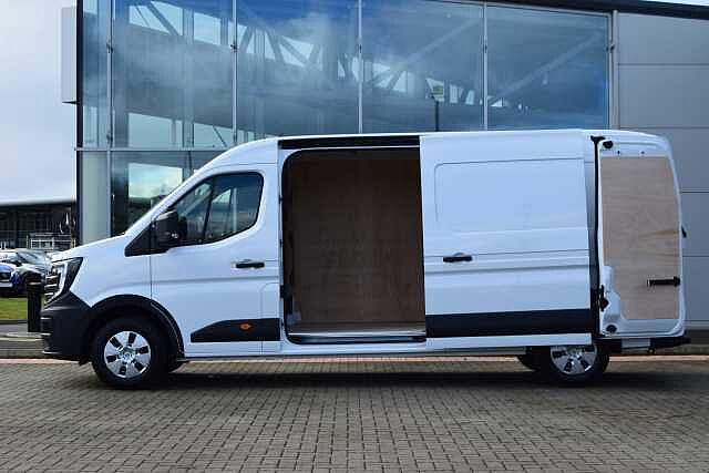 Nissan Interstar 2.0 dCi 130 Tekna L3 H2 3.5T Panel Van with Air Con and Rear Parking Camera