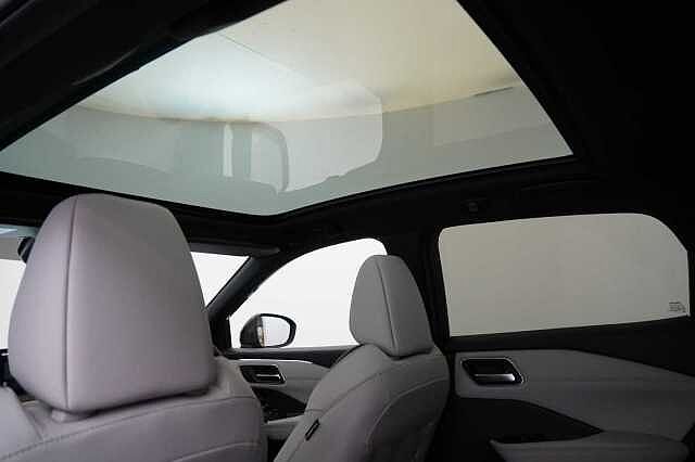 Nissan Qashqai 1.3 DIG-T MH 140 Tekna with Glass Roof and Drive Assist Technology