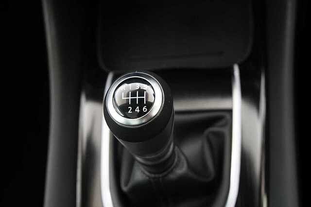 Nissan Qashqai 1.3 DIG-T MH 140 Premiere Edition with Glass Roof + Drive Assist Technology