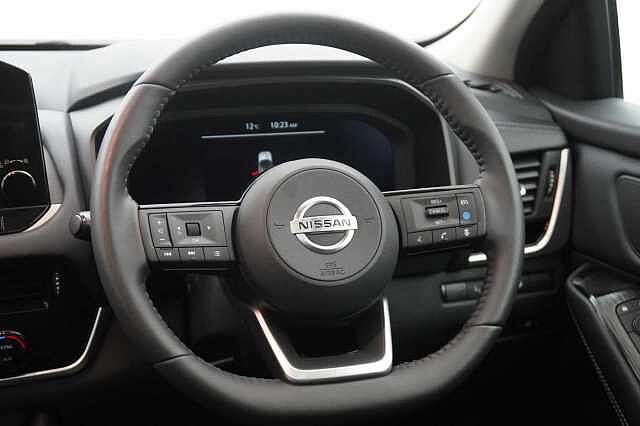 Nissan Qashqai 1.3 DIG-T MH 140 Premiere Edition with Glass Roof + Drive Assist Technology