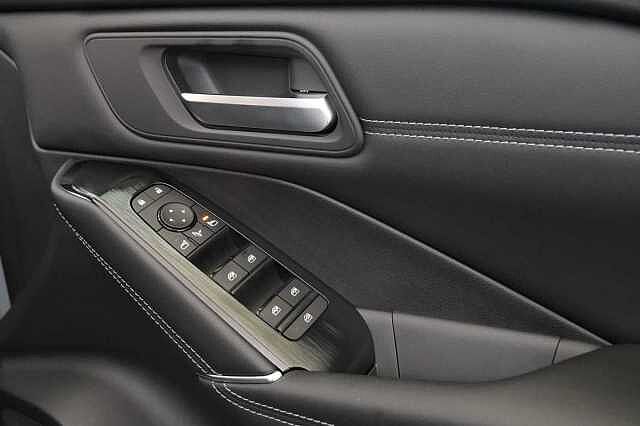 Nissan Qashqai 1.3 DIG-T MH 140 Premiere Edition with Glass Roof + Drive Assist Technology