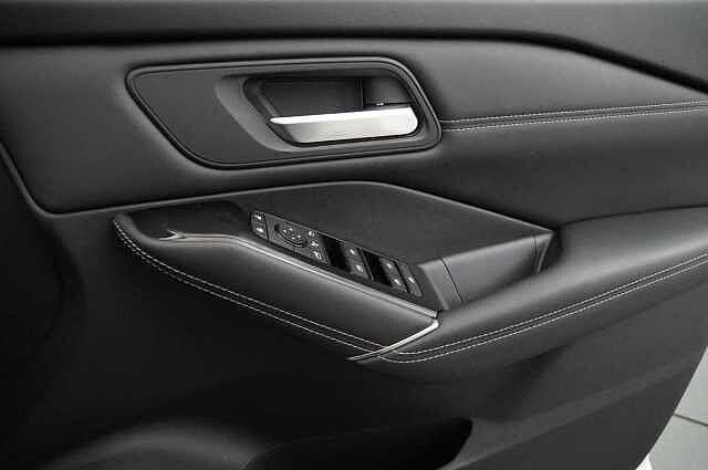 Nissan Qashqai 1.3 DIG-T MH 140 Premiere Edition with Glass Roof + Drive Assist Technology