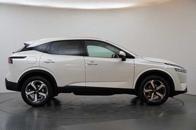Nissan Qashqai 1.3 DIG-T MH 140 Premiere Edition with Glass Roof + Drive Assist Technology