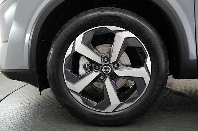 Nissan Qashqai 1.3 DIG-T MH 140 N-Connecta with Glass Roof + Sat Nav and 360 View Cameras