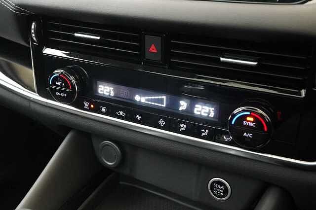 Nissan Qashqai 1.3 DIG-T MH 140 N-Connecta with Glass Roof + Sat Nav and 360 View Cameras