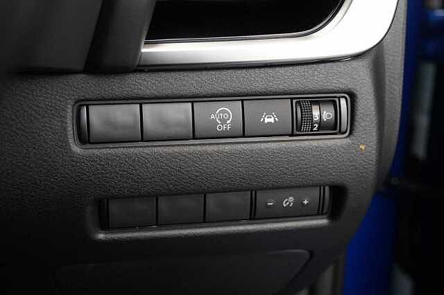 Nissan Qashqai 1.3 DIG-T MH 140 N-Connecta with Glass Roof + Sat Nav and 360 View Cameras