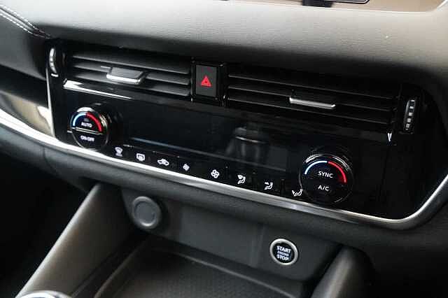 Nissan Qashqai 1.3 DIG-T MH 140 N-Connecta with Glass Roof + Sat Nav and 360 View Cameras