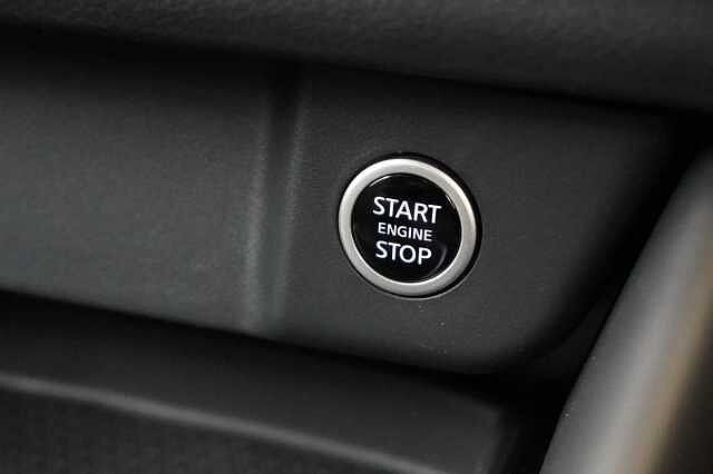 Nissan Qashqai 1.3 DIG-T MH 140 N-Connecta with Glass Roof + Sat Nav and 360 View Cameras