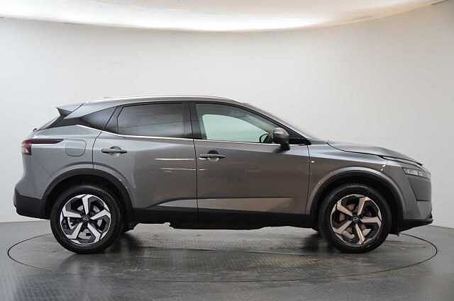 Nissan Qashqai 1.3 DIG-T MH 140 N-Connecta with Glass Roof + Sat Nav and 360 View Cameras