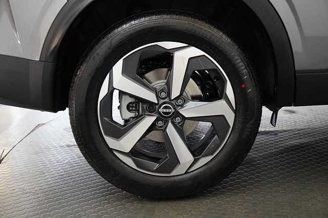 Nissan Qashqai 1.3 DIG-T MH 140 N-Connecta with Glass Roof + Sat Nav and 360 View Cameras