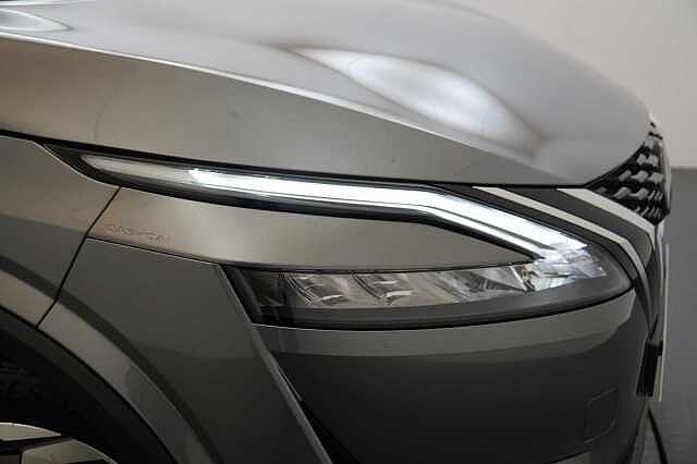 Nissan Qashqai 1.3 DIG-T MH 140 N-Connecta with Glass Roof + Sat Nav and 360 View Cameras