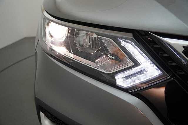 Nissan Qashqai 1.3 DIG-T 140 N-Connecta with Glass Roof + Sat Nav and 360 View Cameras