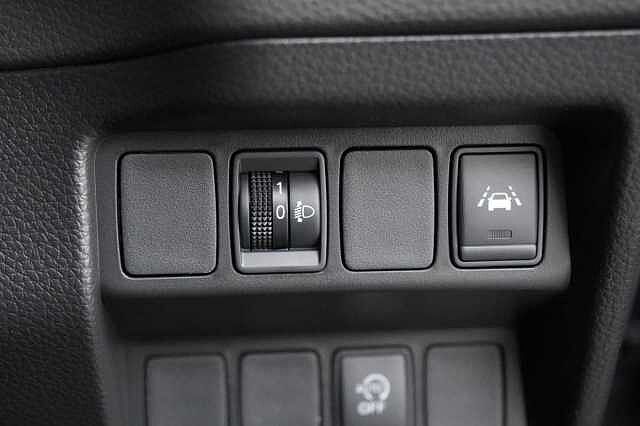 Nissan Qashqai 1.3 DIG-T 140 N-Connecta with Glass Roof + Sat Nav and 360 View Cameras