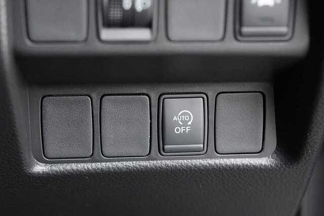 Nissan Qashqai 1.3 DIG-T 140 N-Connecta with Glass Roof + Sat Nav and 360 View Cameras