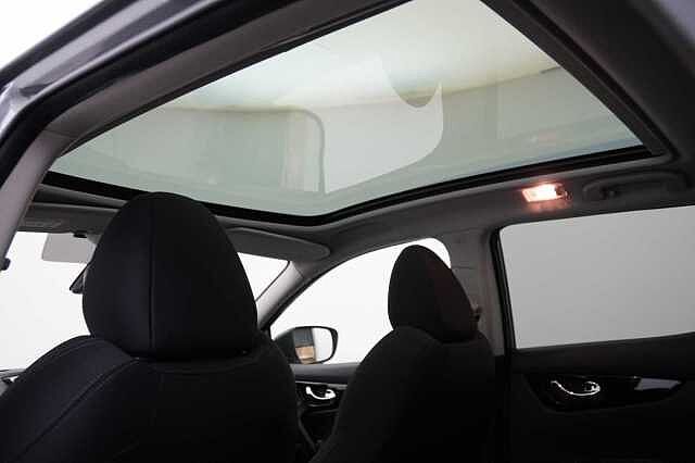Nissan Qashqai 1.3 DIG-T 140 N-Connecta with Glass Roof + Sat Nav and 360 View Cameras