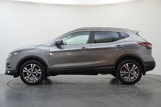 Nissan Qashqai 1.3 DIG-T 140 N-Connecta with Glass Roof + Sat Nav and 360 View Cameras