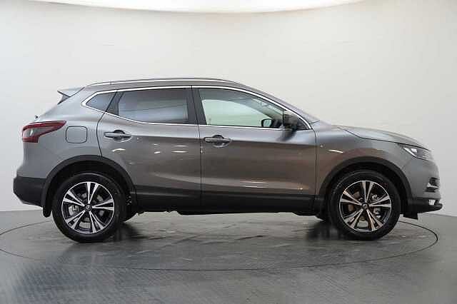 Nissan Qashqai 1.3 DIG-T 140 N-Connecta with Glass Roof + Sat Nav and 360 View Cameras
