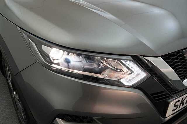 Nissan Qashqai 1.3 DIG-T 140 N-Connecta with Glass Roof + Sat Nav and 360 View Cameras