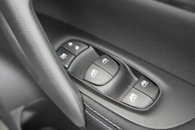 Nissan Qashqai 1.3 DIG-T 140 N-Connecta with Glass Roof + Sat Nav and 360 View Cameras