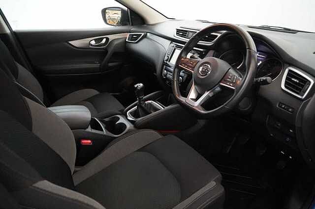 Nissan Qashqai 1.3 DIG-T 140 N-Connecta with Glass Roof + Sat Nav and 360 View Cameras