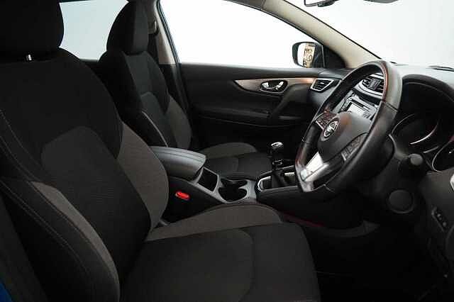 Nissan Qashqai 1.3 DIG-T 140 N-Connecta with Glass Roof + Sat Nav and 360 View Cameras