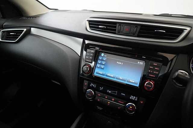 Nissan Qashqai 1.3 DIG-T 140 N-Connecta with Glass Roof + Sat Nav and 360 View Cameras