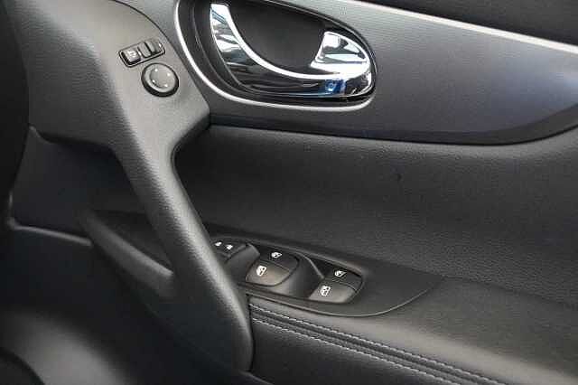 Nissan Qashqai 1.3 DIG-T 140 N-Connecta with Glass Roof + Sat Nav and 360 View Cameras