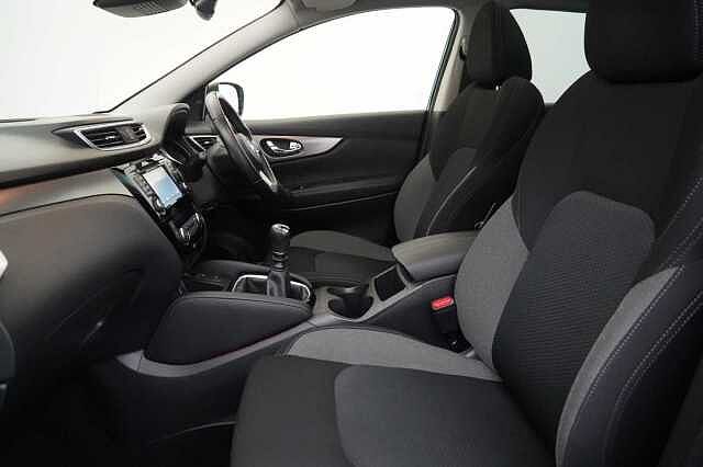 Nissan Qashqai 1.3 DIG-T 140 N-Connecta with Glass Roof + Sat Nav and 360 View Cameras
