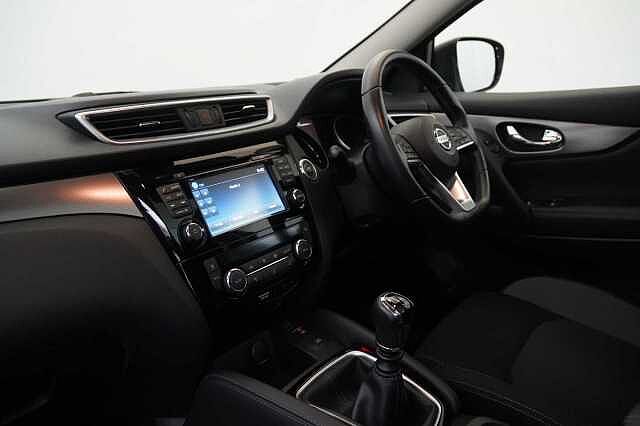 Nissan Qashqai 1.3 DIG-T 140 N-Connecta with Glass Roof + Sat Nav and 360 View Cameras
