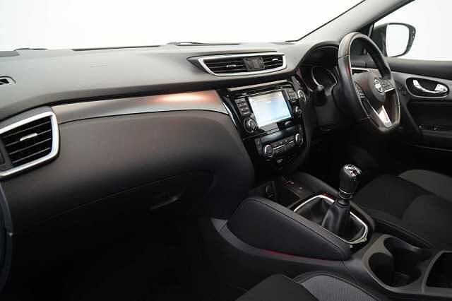 Nissan Qashqai 1.3 DIG-T 140 N-Connecta with Glass Roof + Sat Nav and 360 View Cameras