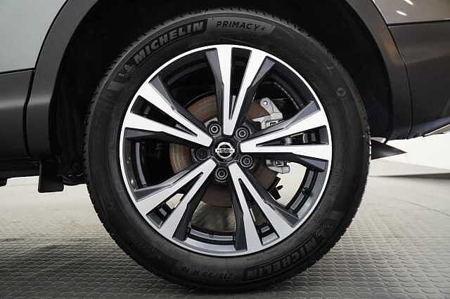 Nissan Qashqai 1.3 DIG-T 140 N-Connecta with Glass Roof + Sat Nav and 360 View Cameras