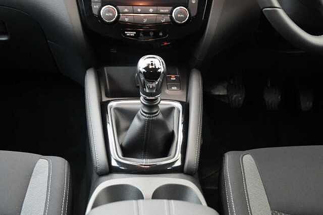 Nissan Qashqai 1.3 DIG-T 160 Acenta Premium with Sat Nav and Rear View Camera