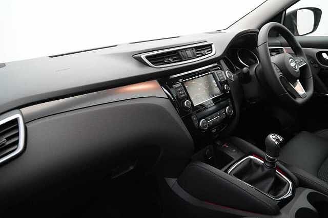 Nissan Qashqai 1.3 DIG-T 160 Tekna with BOSE Audio and Drive Assist Technology