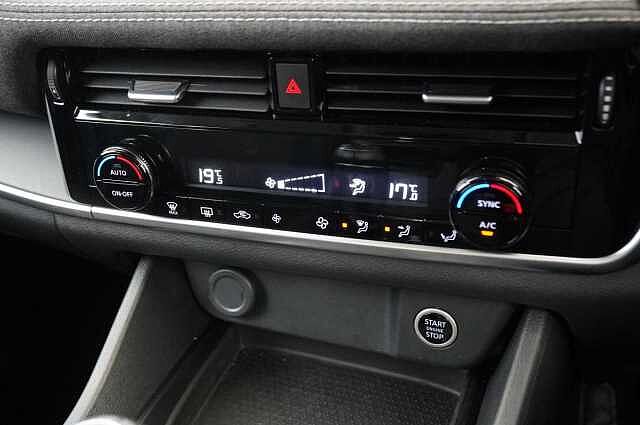 Nissan Qashqai 1.3 DIG-T MH 140 Acenta Premium with Rear View Camera