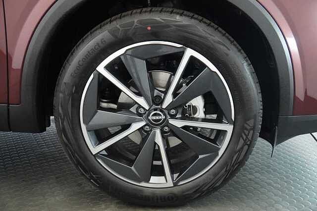 Nissan Qashqai 1.3 DIG-T MH 158 Tekna X-Tronic Auto with Glass Roof and Pro Pilot Assist