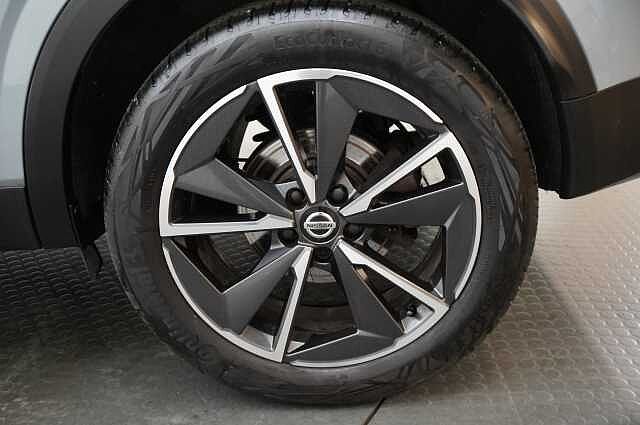 Nissan Qashqai 1.3 DIG-T MH 140 Tekna with Drive Assist Technology and Glass Roof