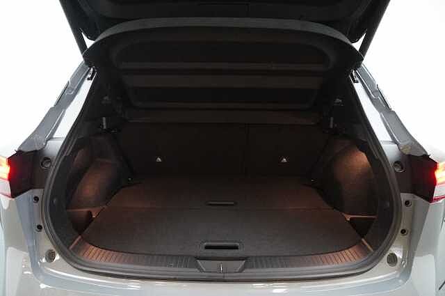 Nissan Qashqai 1.3 DIG-T MH 140 Tekna with Drive Assist Technology and Glass Roof