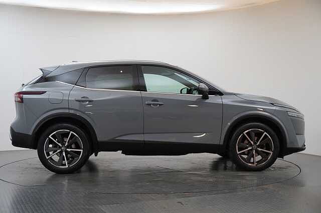 Nissan Qashqai 1.3 DIG-T MH 140 Tekna with Drive Assist Technology and Glass Roof