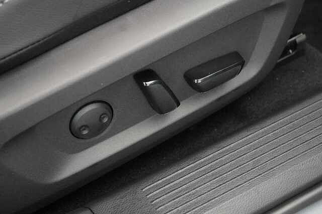 Nissan Qashqai 1.3 DIG-T MH 140 Tekna with Drive Assist Technology and Glass Roof